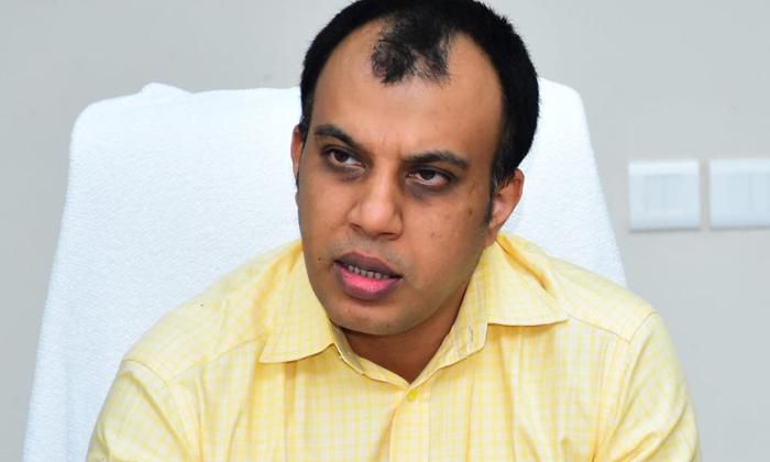 కుక్క‌లు పీక్కుతింటే.. ఇంత నిర్ల‌క్ష్య‌మా..?
